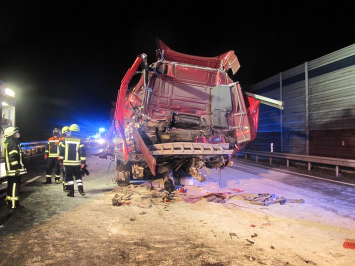 POL-ROW: +++Schwerer LKW-Unfall auf der A1 - Vollsperrung+++