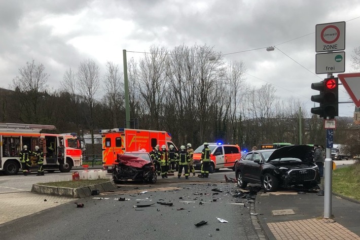 POL-HA: 15-Jähriger flüchtet mit Audi vor Polizeistreife und verursacht schweren Verkehrsunfall