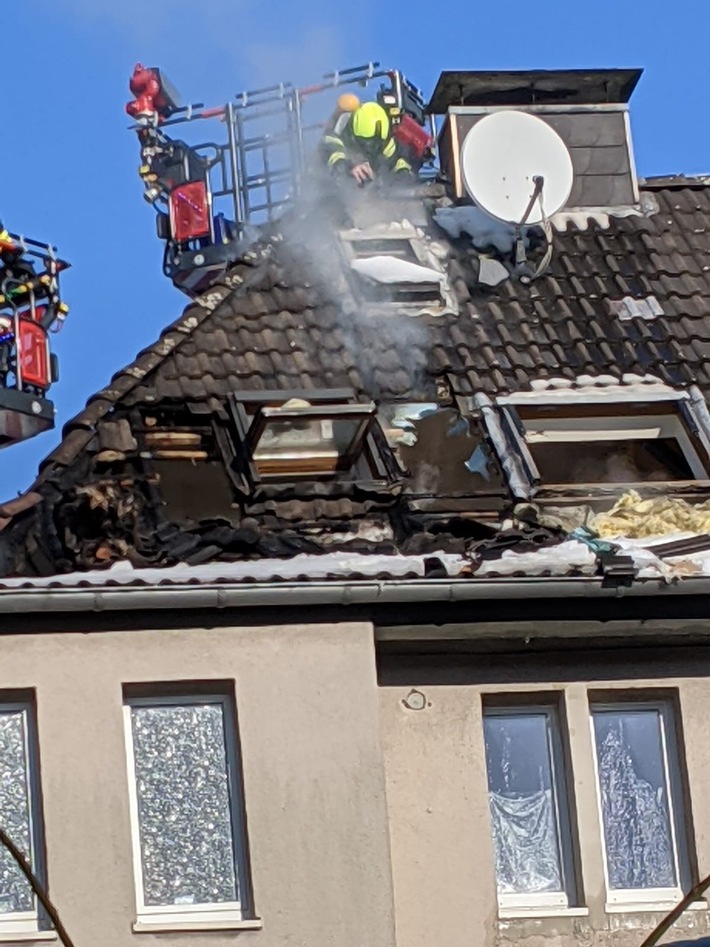 FW-OB: Wohnungsbrand im Dachgeschoss eines Mehrfamilienhauses
