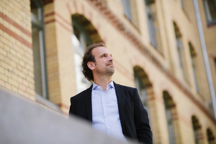 Der Gebäudesektor hinkt bei der Energiewende weiterhin hinterher. Andreas Michels (51) gründete deshalb &ENSA, ein neues Unternehmen, das Mehrfamilienhäuser, Wohnanlagen und ganze Immobilienportfolios energetisch saniert. Der Immobilienökonom und Architekt kennt sich in der Bauwelt bestens aus: Seit 23 Jahren führt er das Architekturbüro &MICA, das mit rund 100 Mitarbeitenden in Berlin und Köln sitzt. / Weiterer Text über ots und www.presseportal.de/nr/181009 / Die Verwendung dieses Bildes für redaktionelle Zwecke ist unter Beachtung aller mitgeteilten Nutzungsbedingungen zulässig und dann auch honorarfrei. Veröffentlichung ausschließlich mit Bildrechte-Hinweis.