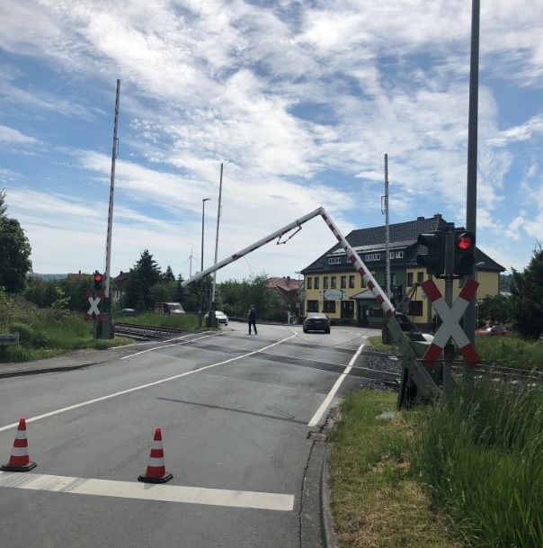 POL-HX: Lkw beschädigt Bahnschranke