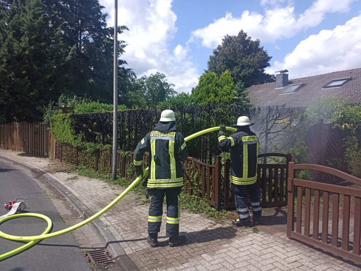 FW Celle: Heckenbrand in Altencelle