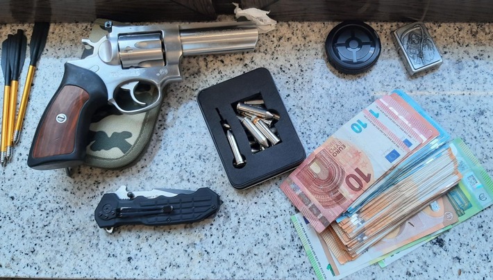 BPOLI EF: Bundespolizei nimmt bewaffneten Fahrgast fest