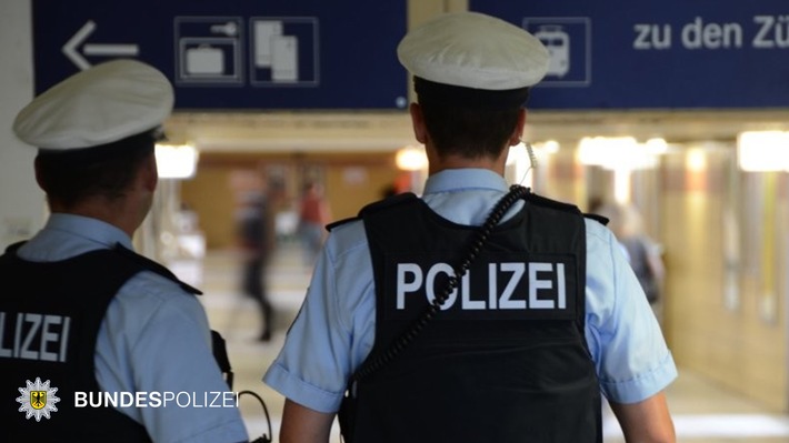 Bundespolizeidirektion München: Verspäteter Sonderzug / Fans beschmieren Wände und Schaukästen