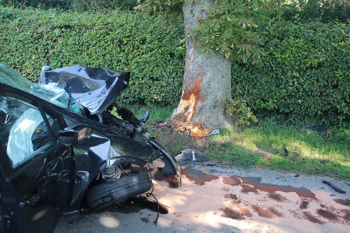 POL-COE: Lüdinghausen, Seppenrade, Tetekum/ Auto prallt gegen Baum