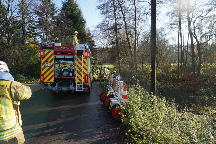 FW Ratingen: Verkehrsunfall - Fahrzeug rutscht in Bachbett