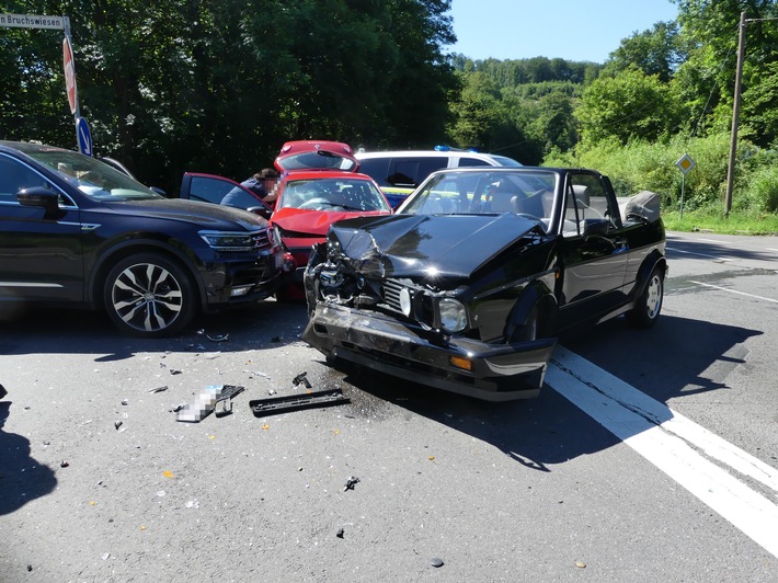 POL-GM: Zwei Verletzte bei Abbiegeunfall