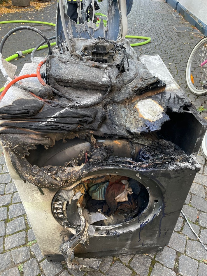 FW-MH: Brennender Trockner sorgt für Feuerwehreinsatz in der Mülheimer Altstadt - keine Verletzten