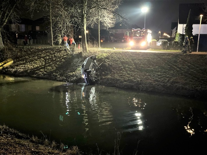 POL-COE: Lüdinghausen, Dietrich-Bonhoeffer-Ring/Auto rollt in Ostenstever - Fahrerin gerettet