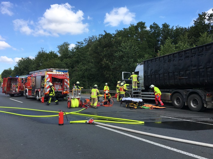 FW-GLA: Schwerer Verkehrsunfall mit zwei LKW auf der BAB 2 in Fahrtrichtung Oberhausen