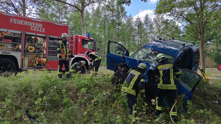 FW Celle: Verkehrsunfall mit eingeklemmter Person in Hustedt