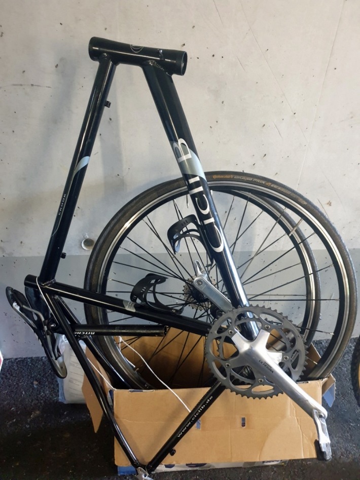 POL-KS: Reumütiger Fahrraddieb stellt sich unverhofft: Polizei sucht nun mit Foto nach Eigentümer von zerlegtem schwarzen Cicli B Rennrad