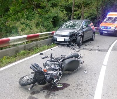 POL-PDKH: Frontalzusammenstoß mit Motorradfahrerin