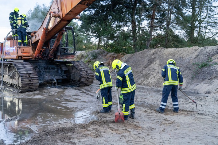 FW Flotwedel: Kettenbaggerbrand in Eicklingen - Feuerwehr löscht Brand im Kieswerk