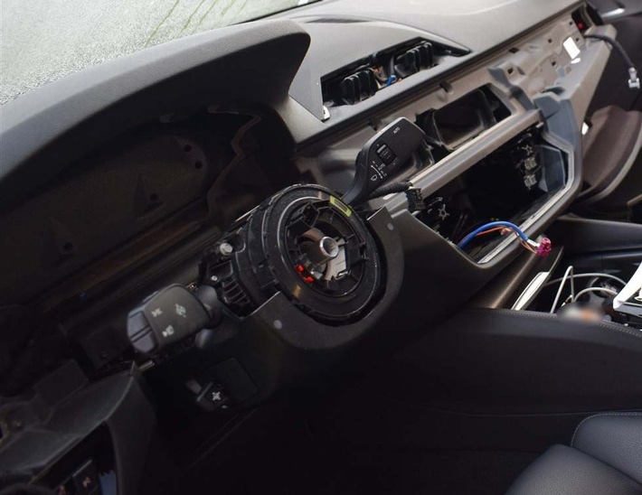 POL-REK: 240805-2: Unbekannte entwendeten gesamtes Cockpit aus BMW