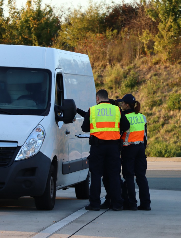 HZA-BI: Bielefelder Zoll und Polizei kontrollieren auf A 44 bei Bad Wünnenberg/Vier Arbeitnehmer ohne Arbeitserlaubnis