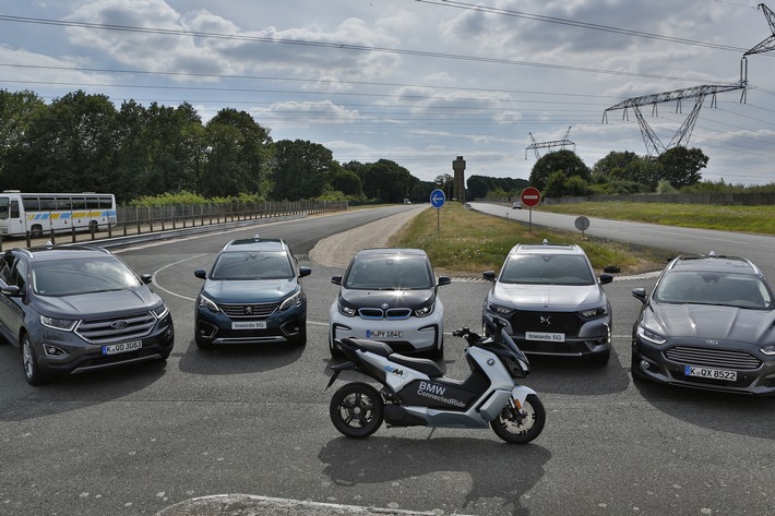 5GAA, BMW Group, Ford und Groupe PSA zeigen europaweit erstmals die Interoperabilität der C-V2X-Direktkommunikation zwischen mehreren Automobilherstellern (FOTO)