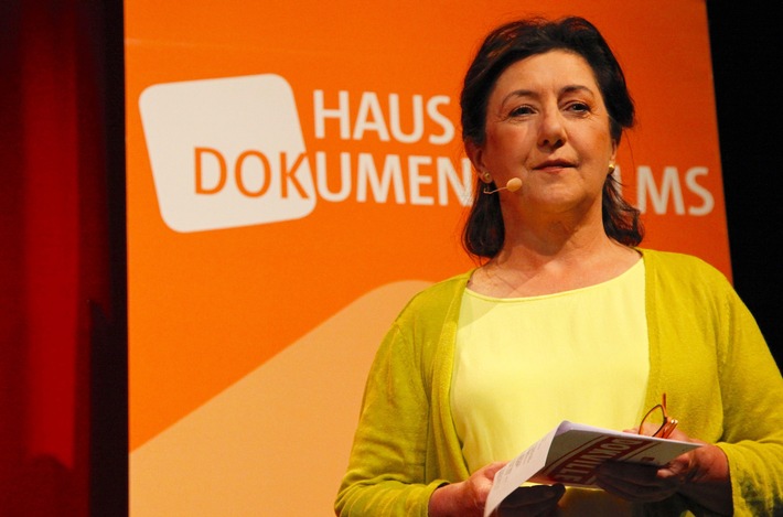 Geschäftsführerin Ulrike Becker verlässt das Haus des Dokumentarfilms