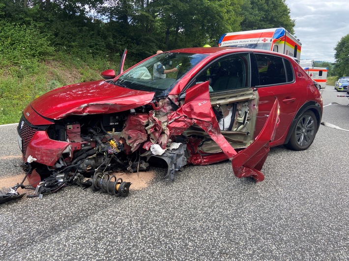 POL-PIROK: Frontal-Crash auf der B 420 - zwei leicht verletzte Unfallbeteiligte