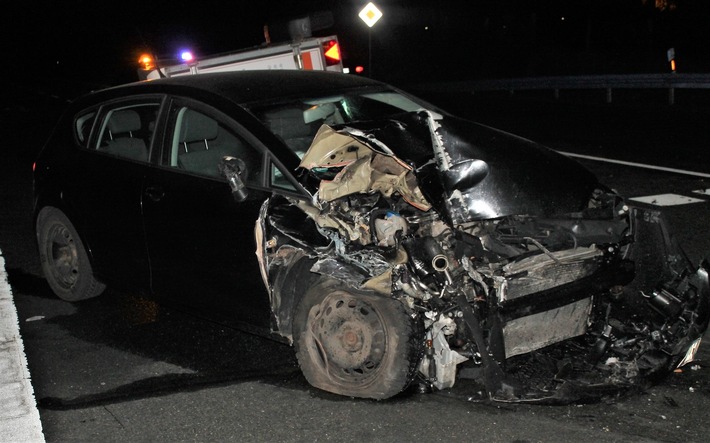 POL-HX: Unfall mit drei beschädigten Autos und zwei Verletzten