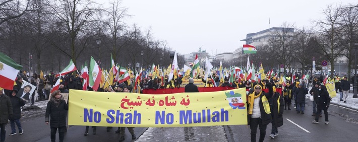 Empörung in Deutschland über Pahlavi-Besuch: 22 Persönlichkeiten und Diaspora-Gruppen warnen vor Legitimierung