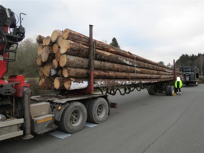 POL-PPTR: Holztransport umfährt Kontrollstelle - Grund: Fast 17 Tonnen Überladung und Pkw-Fahrer unter Drogeneinfluss