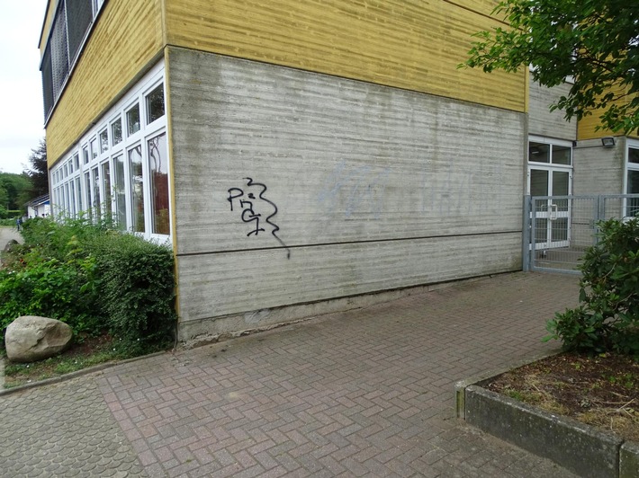 POL-HL: OH_Lensahn    /

Farbschmierereien durch Graffiti - die Polizei sucht Zeugen