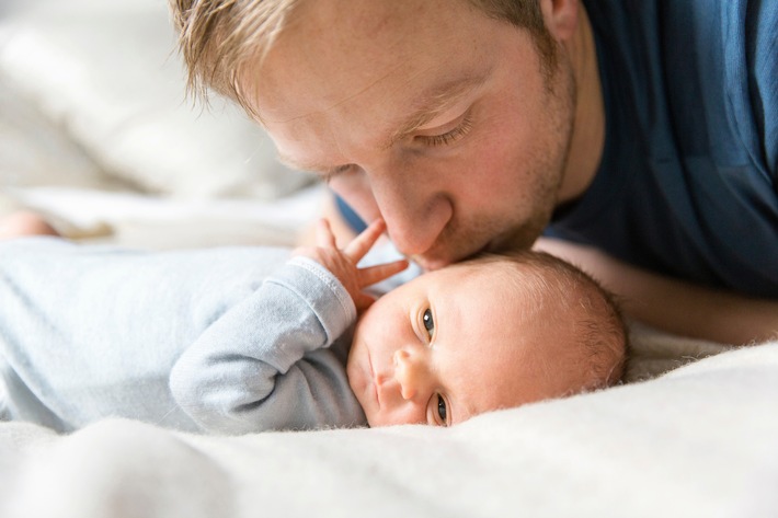 Altersvorsorge während der Elternzeit anpassen? / In der Elternzeit müssen sich junge Familien häufig finanziell einschränken / Die DVAG gibt Tipps zur Anpassung der Altersvorsorge in dieser Zeit