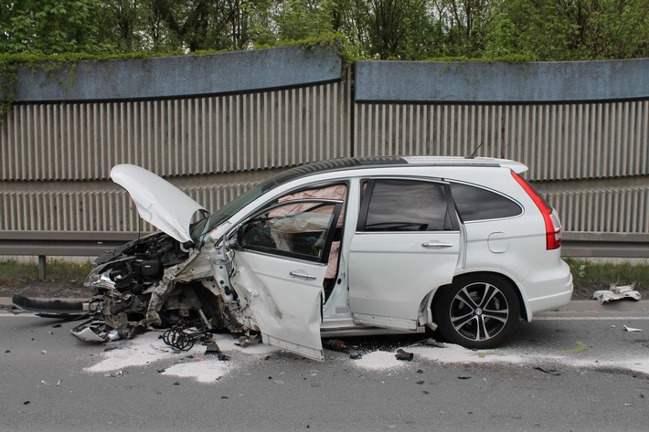 POL-HSK: Unfall mit drei Verletzten und erheblichen Verkehrsstörungen