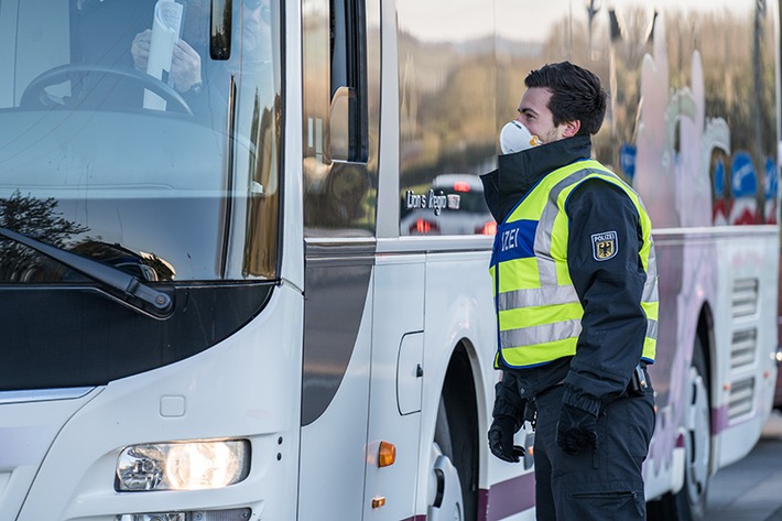 Bundespolizeidirektion München: Fernbuslinie mit Polizeirelevanz / Bundespolizei greift 16 Migranten in Bussen aus Rom auf