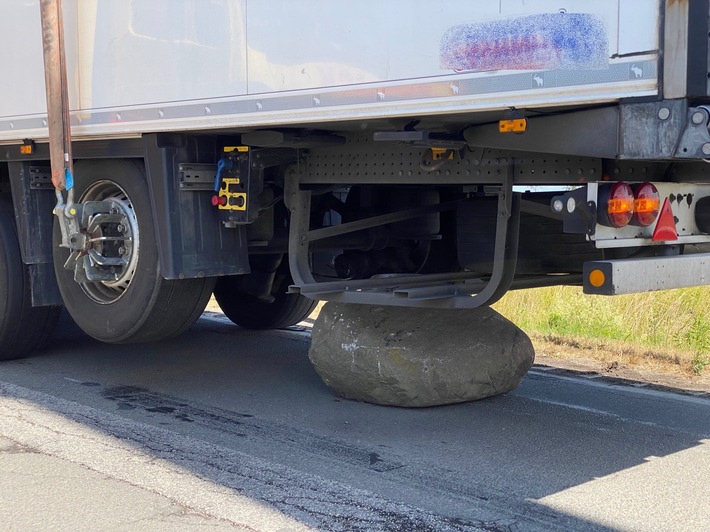 POL-HL: Ostholstein - Fehmarn / Findling verkeilt sich unter Sattelzug und verhindert die Weiterfahrt