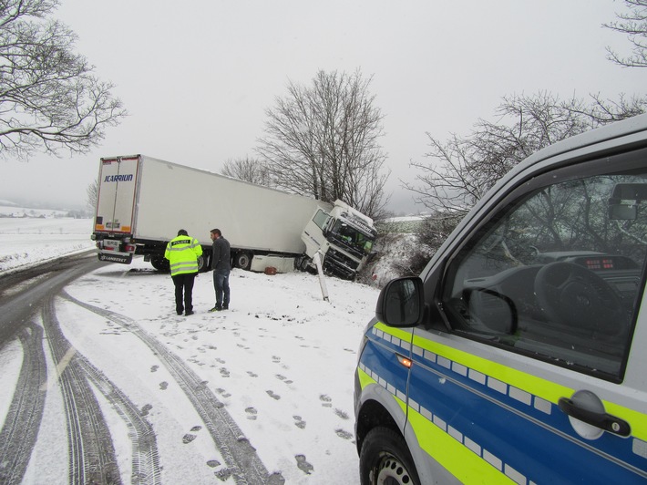 POL-HM: Sattelzug zu schnell und mit falscher Bereifung auf Schnee verunfallt