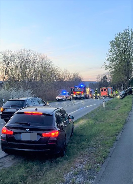 POL-HX: Schwerer Verkehrsunfall im Gegenverkehr - drei Personen verletzt