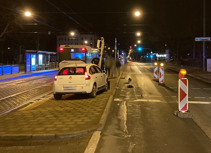 POL-KS: Unbekannter klaut Gebrauchtwagen und fährt damit nach 200 Metern frontal gegen Ampel: Polizei bittet um Hinweise auf Täter