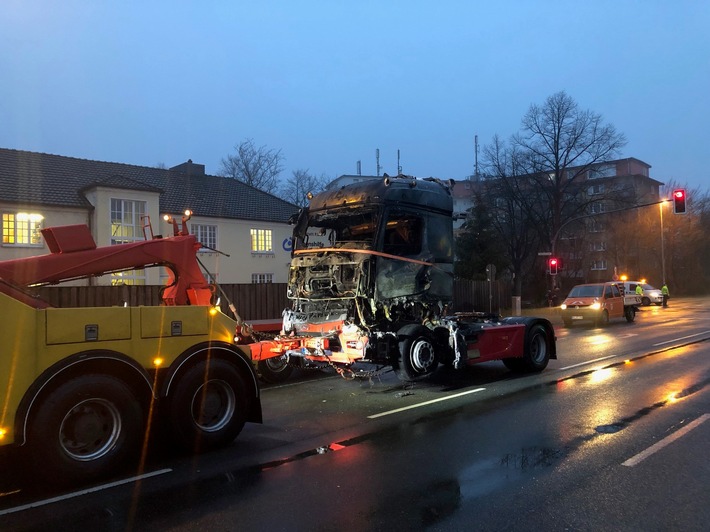 POL-NI: Nienburg-Verkehrschaos durch brennenden Lkw