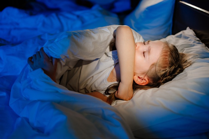 Pseudokrupp: Eltern müssen schnell reagieren / Ringen Kleinkinder im Bett plötzlich nach Atem und husten bellend, handelt es sich oft um einen Pseudokrupp-Anfall