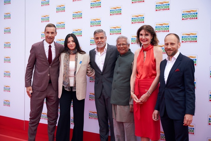 Gruppenbild auf dem Roten Teppich der Charity Gala der Deutschen Postcode Lotterie (v. l. n. r.): Kai Pflaume, Yusra Mardini, George Clooney, Muhammad Yunus, Friederike Behrends und Robert Engel. / Weiterer Text über ots und www.presseportal.de/nr/41583 / Die Verwendung dieses Bildes für redaktionelle Zwecke ist unter Beachtung aller mitgeteilten Nutzungsbedingungen zulässig und dann auch honorarfrei. Veröffentlichung ausschließlich mit Bildrechte-Hinweis.
