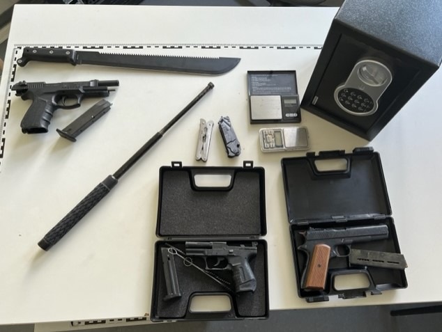 POL-PIAZ: Alzeyer Polizei beschlagnahmt im Rahmen von Durchsuchungsmaßnahmen mehrere Waffen und Betäubungsmittel