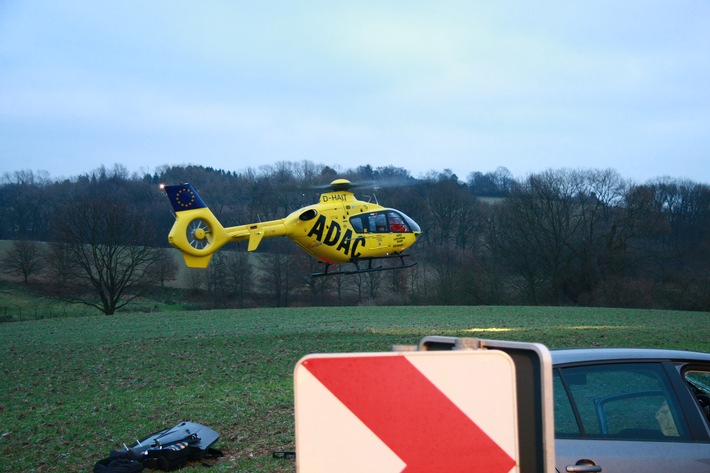 FW-E: Schwerer Verkehrsunfall in Essen-Schuir, acht Personen verletzt, zwei Rettungshubschrauber im Einsatz