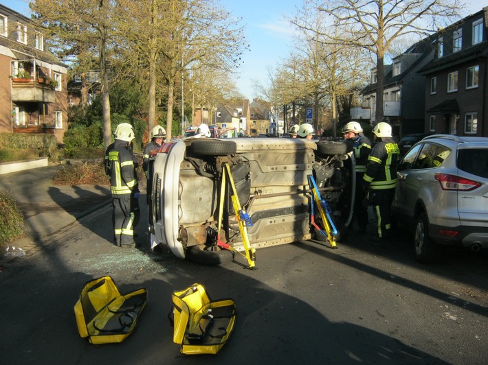 FW Dinslaken: Verkehrsunfall mit eingeklemmter Person