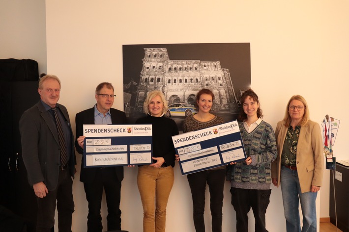 POL-PPTR: Adventskonzert des Polizeipräsidiums - Polizeipräsidentin übergibt Spenden