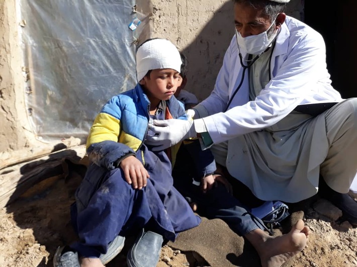 Afghanistan: Hilfe nach dem Erdbeben / Johanniter versorgen Verletzte und leisten Winterhilfe