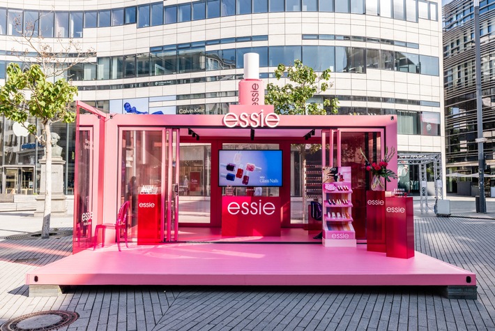 Glass Nails von essie erobern die Düsseldorfer Innenstadt. / Weiterer Text über ots und www.presseportal.de/nr/183126 / Die Verwendung dieses Bildes für redaktionelle Zwecke ist unter Beachtung aller mitgeteilten Nutzungsbedingungen zulässig und dann auch honorarfrei. Veröffentlichung ausschließlich mit Bildrechte-Hinweis.