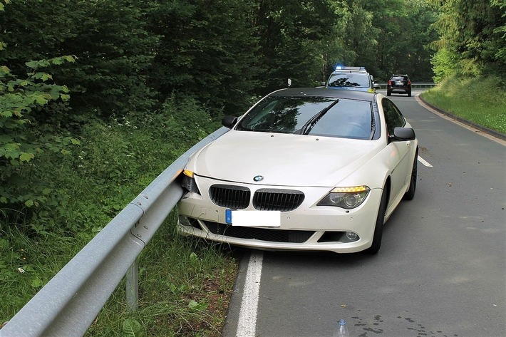 POL-OE: PKW-Fahrer kommt von Fahrbahn ab