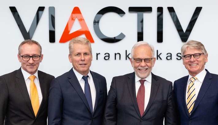 VIACTIV Versicherte profitieren von deutlicher Beitragssatzsenkung und Ausbau der Leistungen / VIACTIV-Verwaltungsrat beschließt deutliche Senkung des Zusatzbeitrags: (vlnr. Zweiter Vorsitzender VIACTIV-Verwaltungsrat, Ludger Hamers, VIACTIV-Vorstand, Roland Wien, VIACTIV-Vorstandsvorsitzender, Reinhard Brücker, Vorsitzender VIACTIV-Verwaltungsrat, Klaus-Peter Hennig) / Weiterer Text über ots und www.presseportal.de/nr/121326 / Die Verwendung dieses Bildes ist für redaktionelle Zwecke honorarfrei. Veröffentlichung bitte unter Quellenangabe: "obs/VIACTIV Krankenkasse"