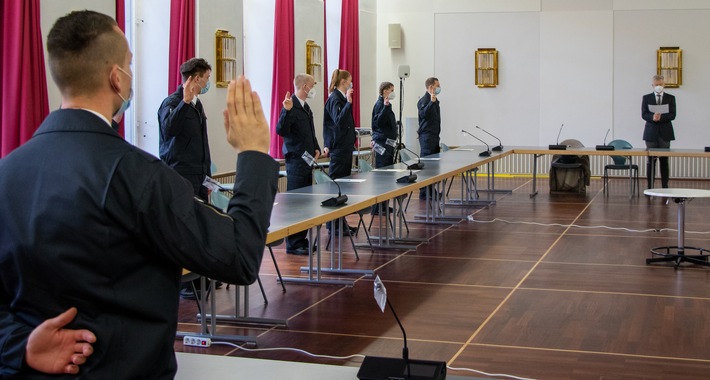 FW-HL: Ernennung und Vereidigung bei der Berufsfeuerwehr Lübeck / Erfreulich: Auch zwei Frauen konnten sich im Auswahlverfahren durchsetzen.