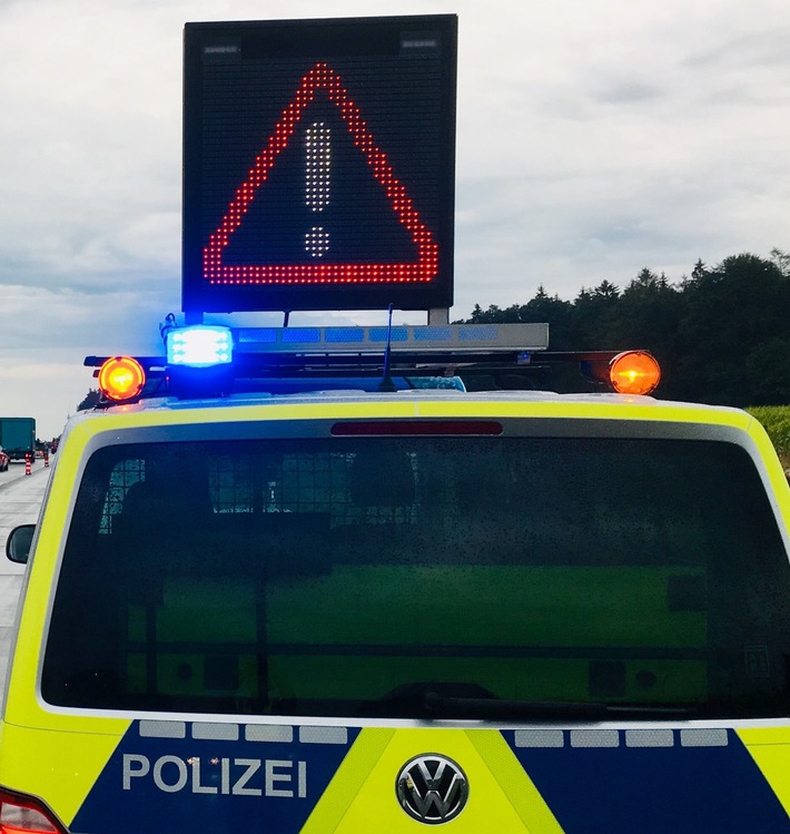 POL-ROW: Autobahn nach Unfall voll gesperrt - Polizei sucht flüchtigen Verursacher