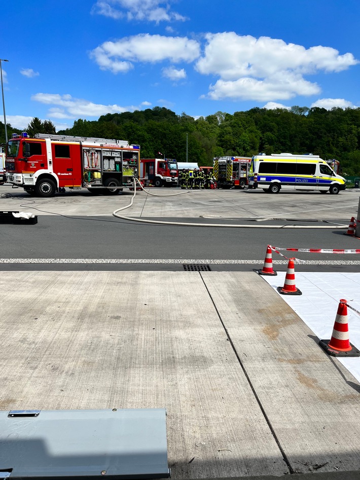 FW-Lohmar: Austretendes Gefahrgut sorgt für Großeinsatz der Feuerwehr Lohmar