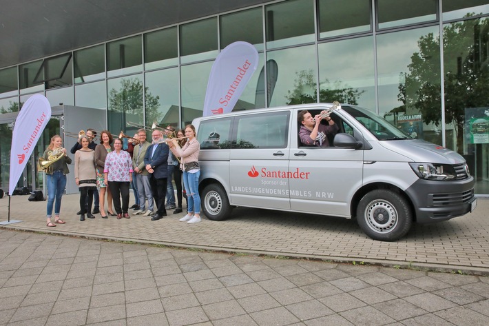 Santander sponsert Bus für Auftritte der Landesjugendensembles NRW