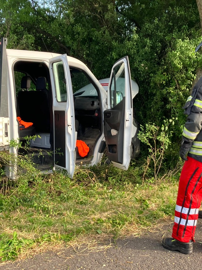 FW Marienheide: Arbeitsreicher Samstag für die Feuerwehr Marienheide - Verkehrsunfall, zwei Brandeinsätze und ein umgestürzter Baum